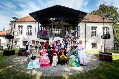 Educational activity for youth "of the 19th century Estate fashion "